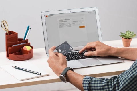 Gör ett uttag med Mastercard betalkort